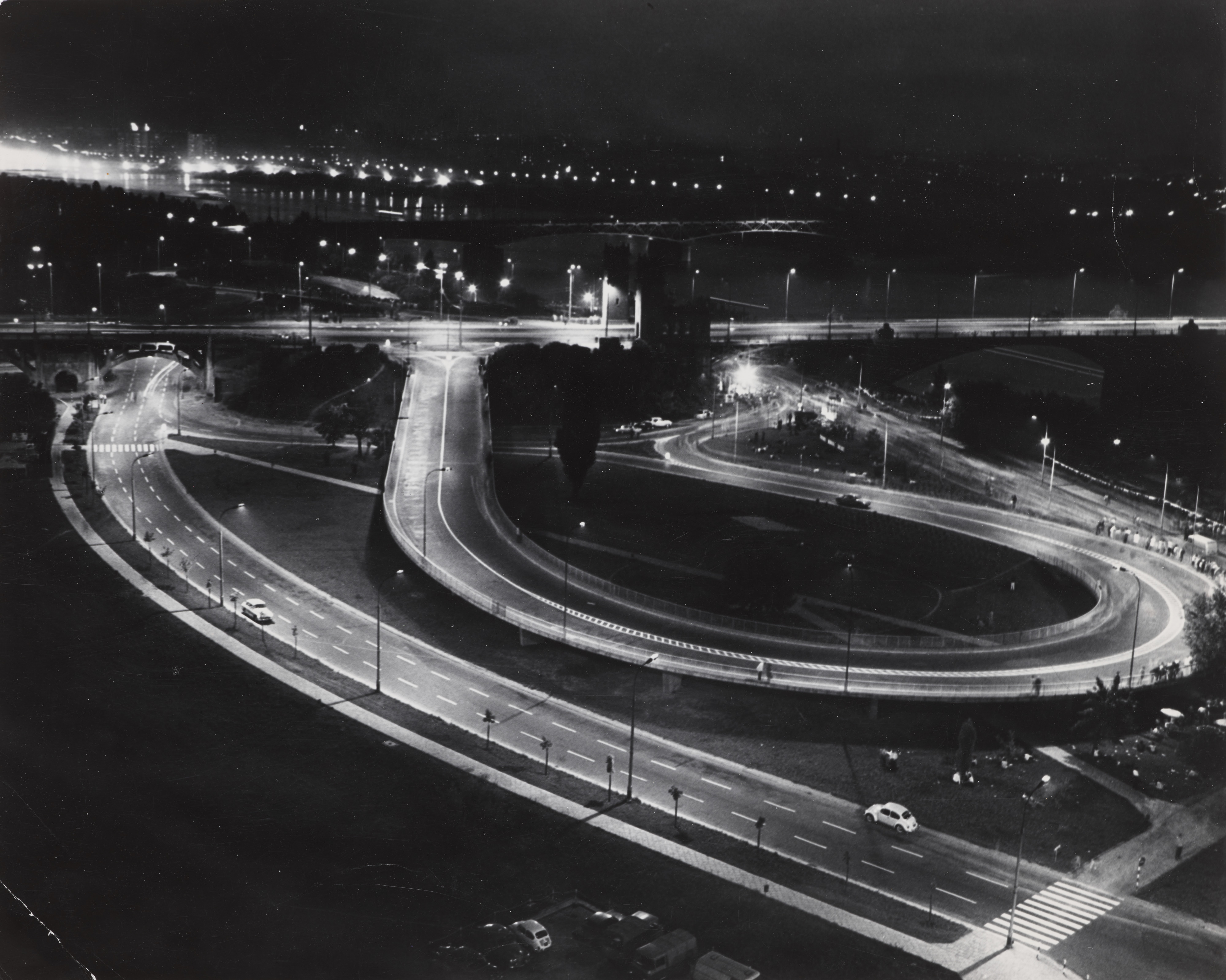 Fotografia przedstawiająca fragment mostu Poniatowskiego i węzeł komunikacyjny nocą