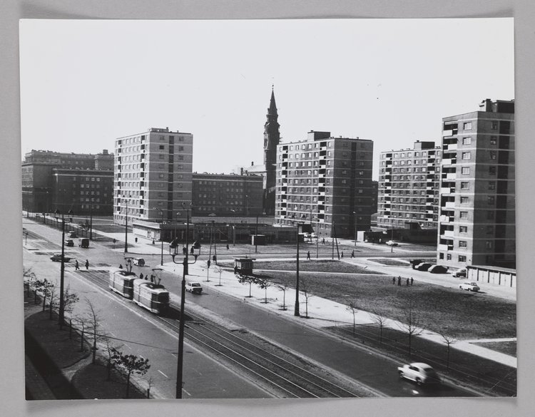 Widok ulicy Juliana Marchlewskiego (obecnie: aleja Jana Pawła II)