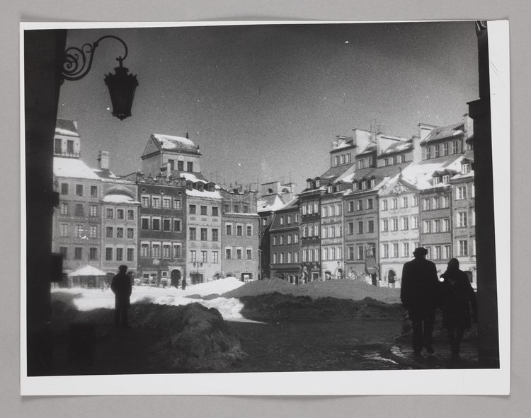 Rynek Starego Miasta zimą, widok na kamienice strony Dekerta i Barssa