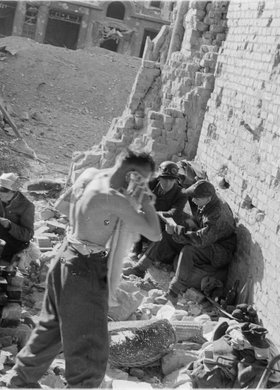 Grupa powstańców w ruinach Poczty Głównej