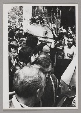 Pogrzeb Grzegorza Przemyka - wprowadzenie trumny na Cmentarz Powązkowski (przez IV Bramę)