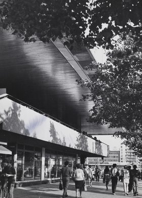 Marszałkowska Street in front of Wars Department Store