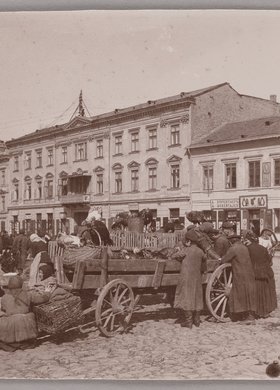 Targ na placu Grzybowskim