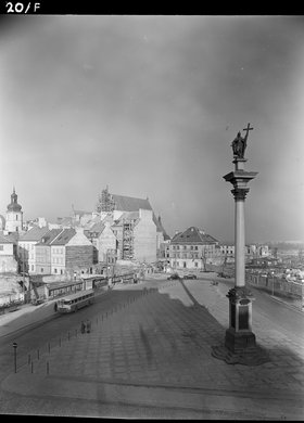Plac Zamkowy i Kolumna Zygmunta, w głębi Stare Miasto