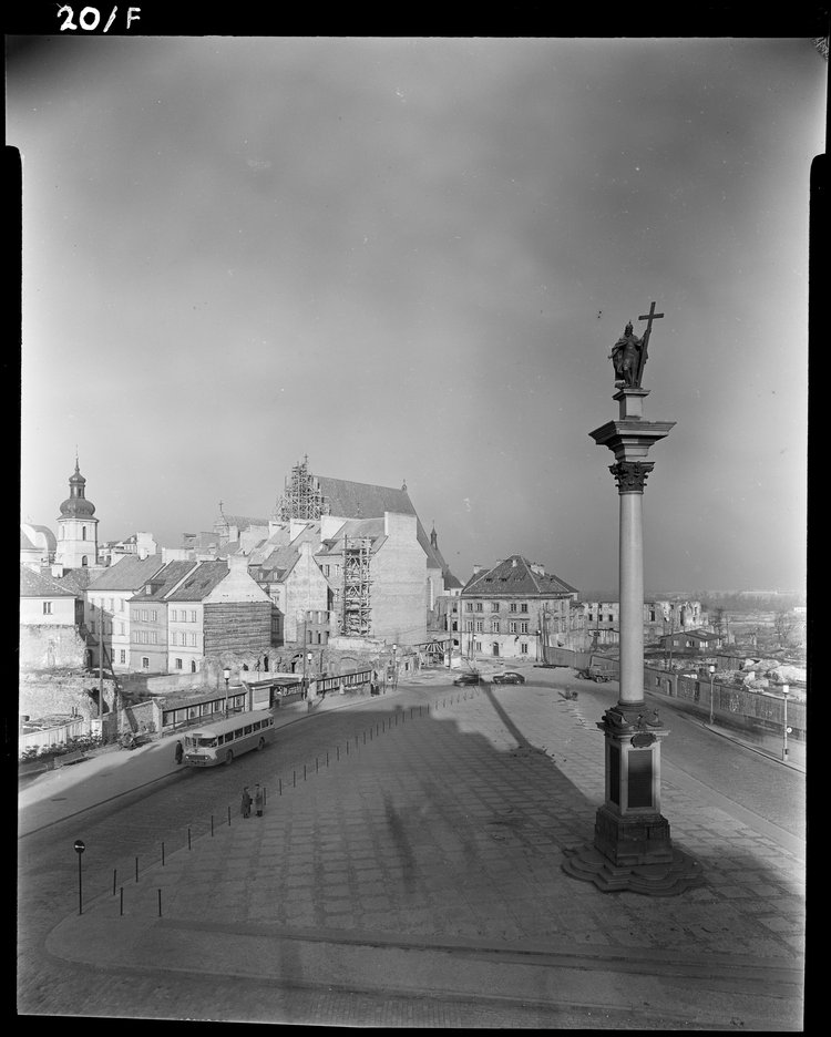 Plac Zamkowy i Kolumna Zygmunta, w głębi Stare Miasto