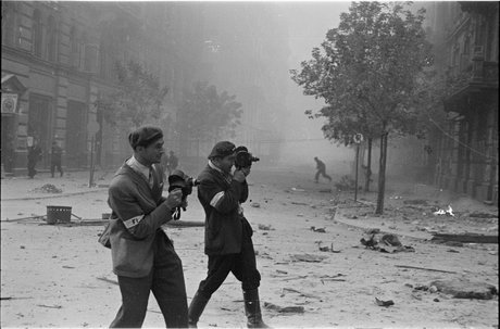 Operatorzy filmowi podczas dokumentowania pożarów na ulicy Jasnej