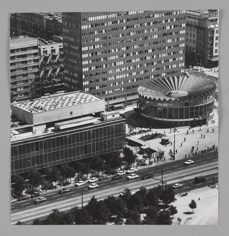 Widok z Pałacu Kultury i Nauki na gmach Rotundy PKO