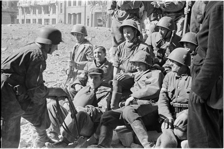 Powstańcy w ruinach Poczty Głównej