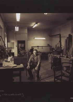 "Stolarz, p. Jerzy Murawski, róg Radzymińskiej i Folwarcznej"