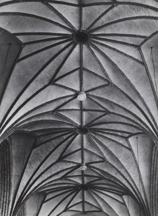 
                     
                     Edward Hartwig, Sklepienie nawy głównej katedry św. Jana Chrzciciela, przed 1973.
                     
                     