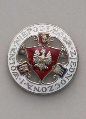 Broszka z napisem: Niepodległa, Zjednoczona i Wolna