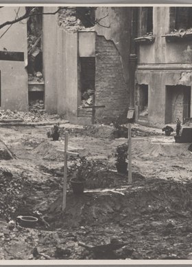 Groby na podwórzu Biblioteki Publicznej