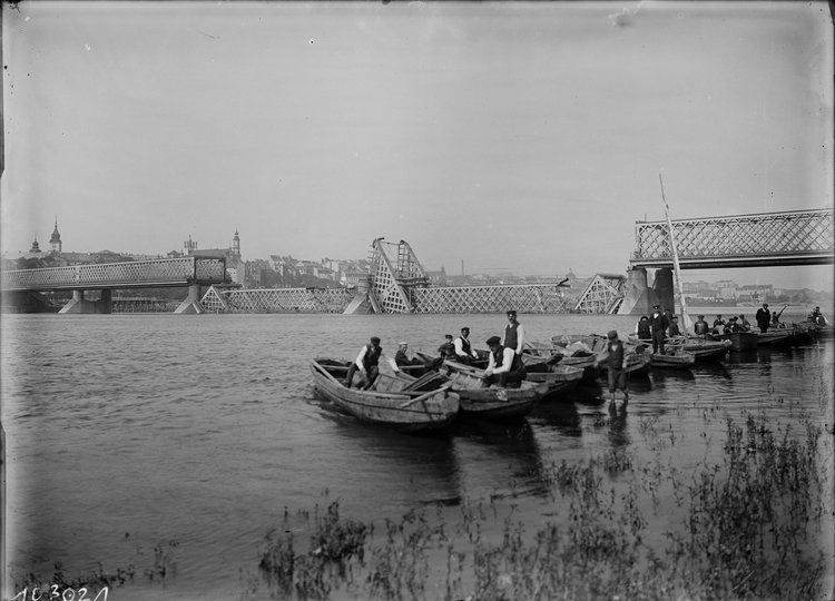 Łodzie do przeprawy przez Wisłę i zniszczony most Kierbedzia
