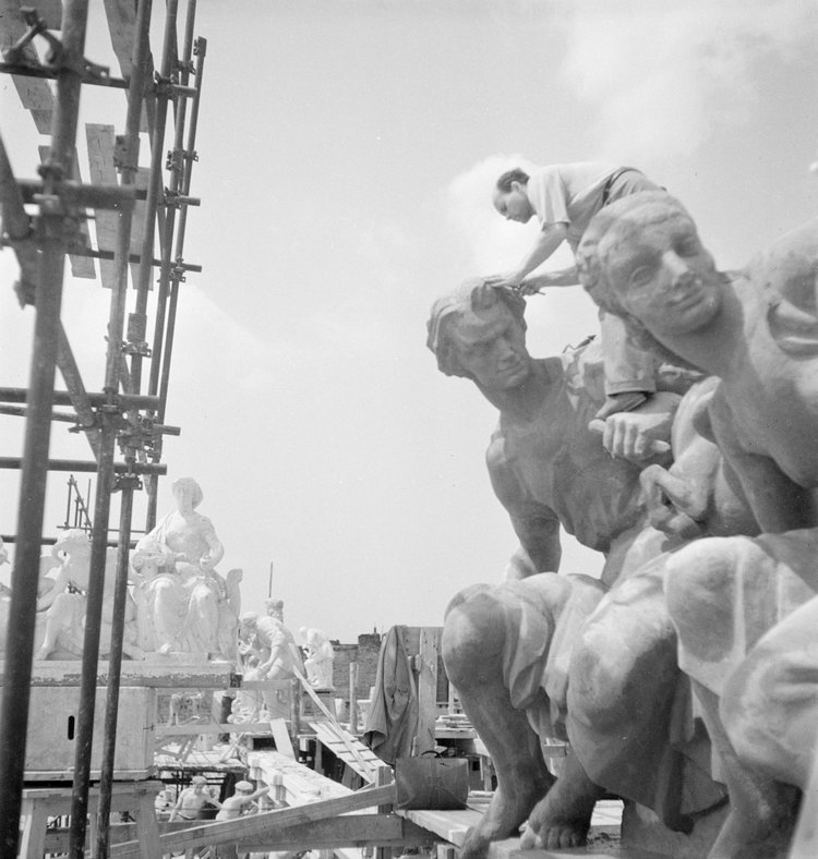 Budowa MDM (Marszałkowskiej Dzielnicy Mieszkaniowej), prace przy grupach rzeźb zdobiących budynki