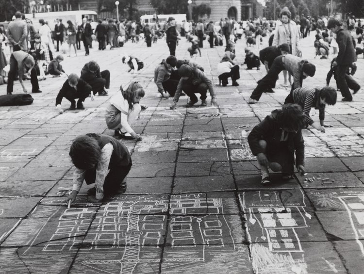 Outdoor event for children in Zwycięstwa [Victory] Square (currently Piłsudski Square)