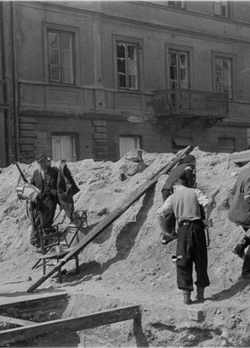 Powstańcy na barykadzie przy ulicy Żelaznej