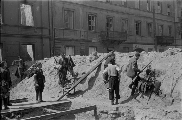 Powstańcy na barykadzie przy ulicy Żelaznej