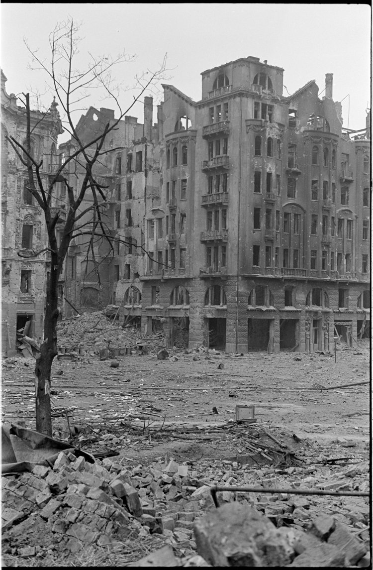 Ruiny kamienicy Goldstanda przy placu Napoleona 3