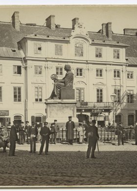 Widok na pomnik Mikołaja Kopernika i pałac Karasia