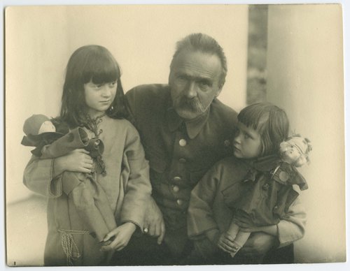 Portret Józefa Piłsudskiego z córkami, Wandą i Jadwigą