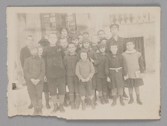 Fotografia przedstawiająca Stefanię Wilczyńską z grupą wychowanków przed Domem Sierot