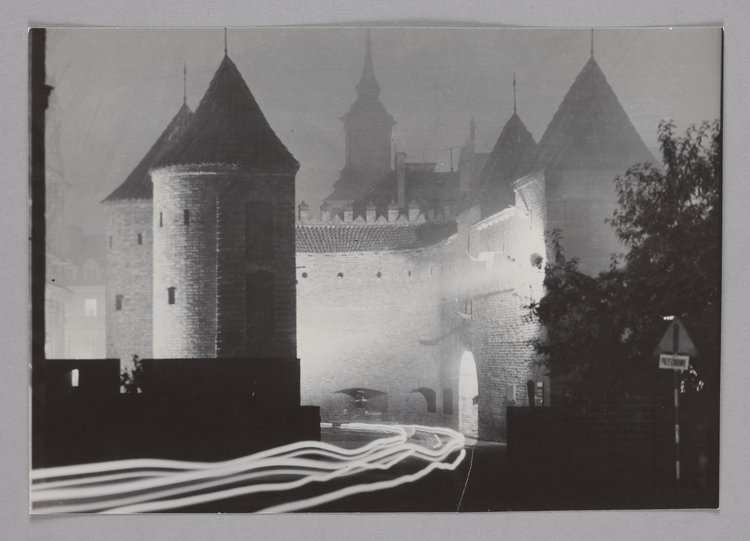 Barbakan w nocnym oświetleniu