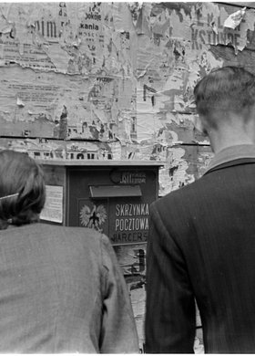 Grupa osób przy skrzynce Harcerskiej Poczty Polowej
