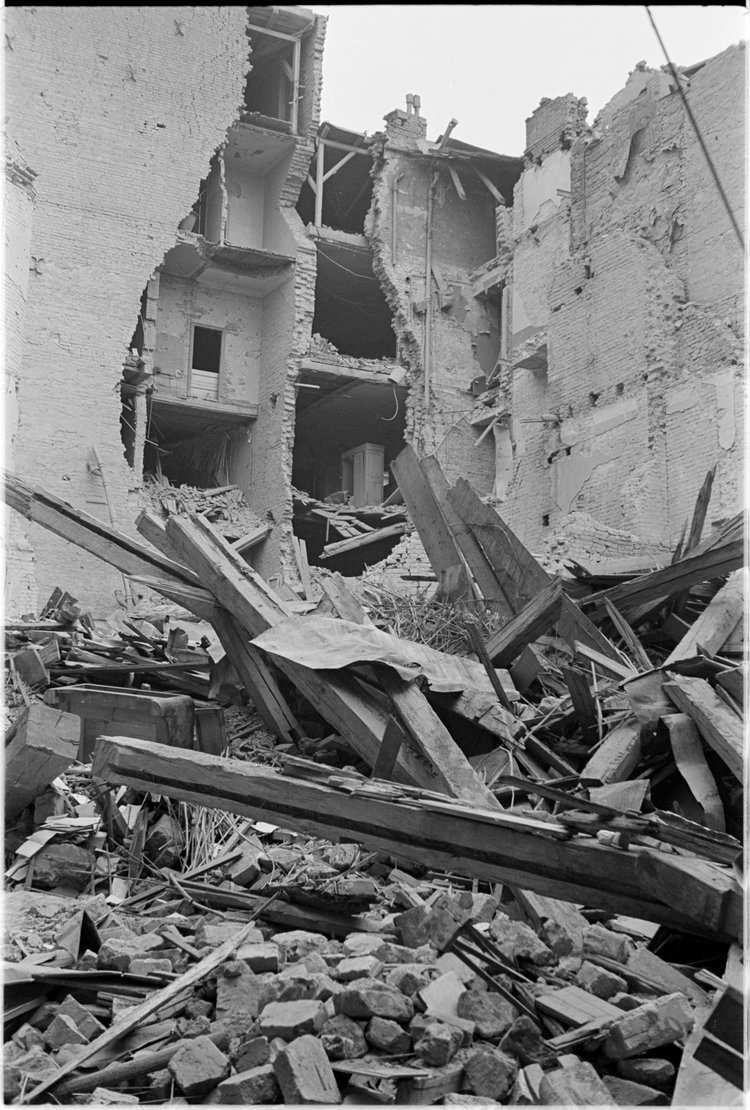 Ruiny zabudowy na posesji przy ulicy Wspólnej 20