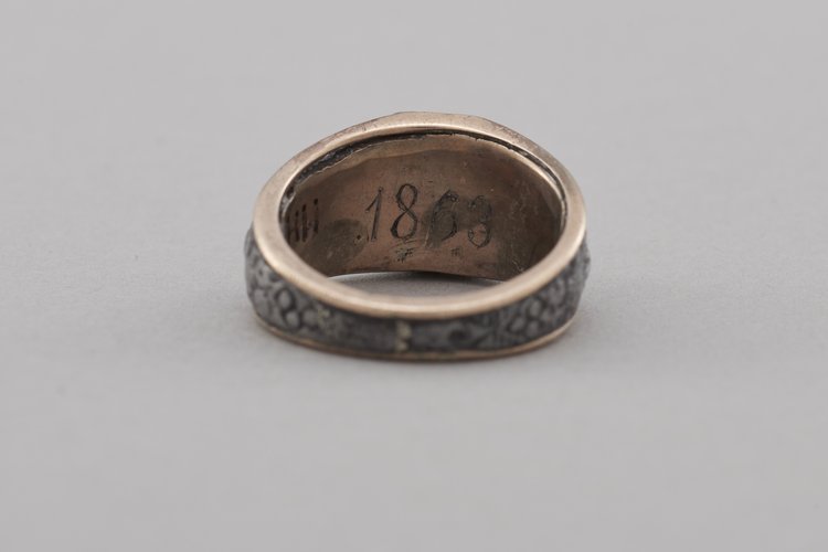 Pierścień w formie sygnetu z Orłem