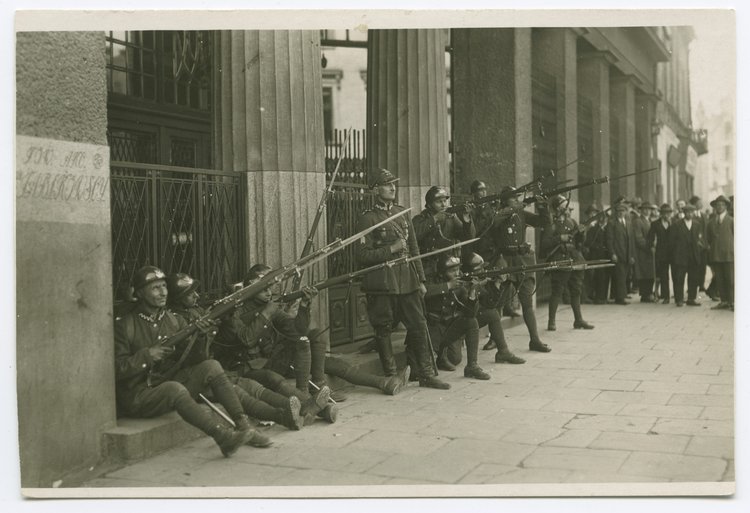Żołnierze oddziałów wiernych marszałkowi Józefowi Piłsudskiemu na ulicy Brackiej