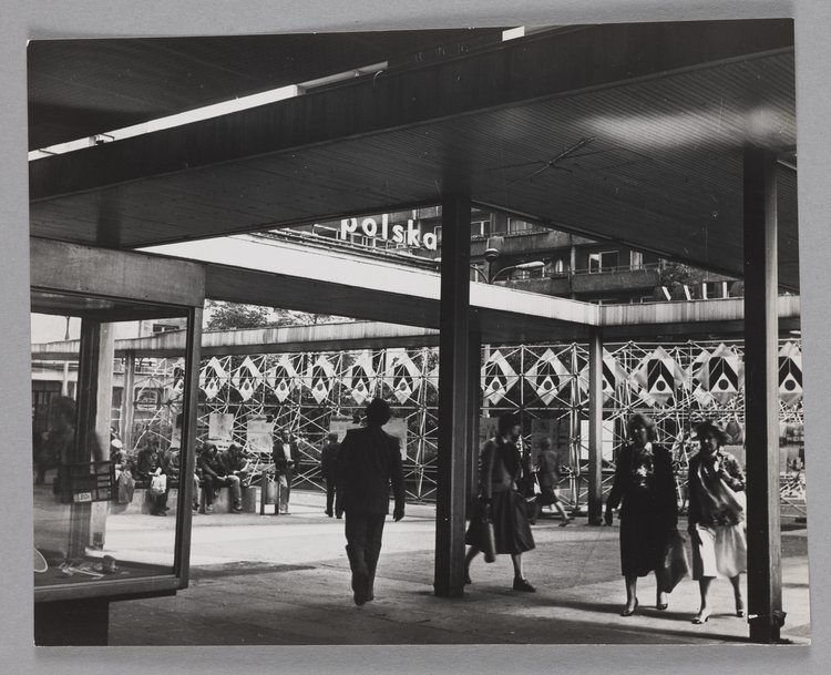 Śródmiejski Mall (currently Stefana “Wiecha” Wiecheckiego Mall) and an outdoor exhibition