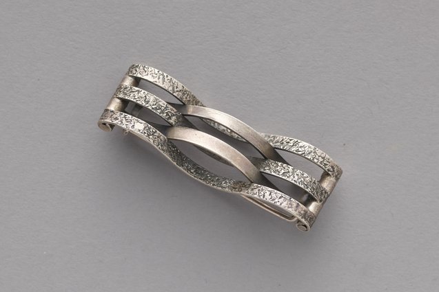 Broszka z motywem plecionki