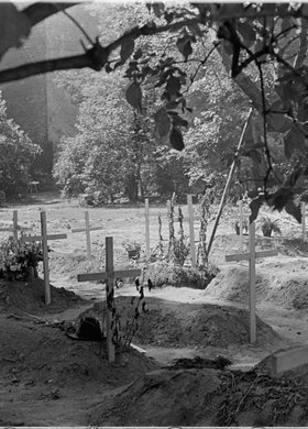 Cmentarz powstańczy w ogrodzie przy Mazowieckiej 9