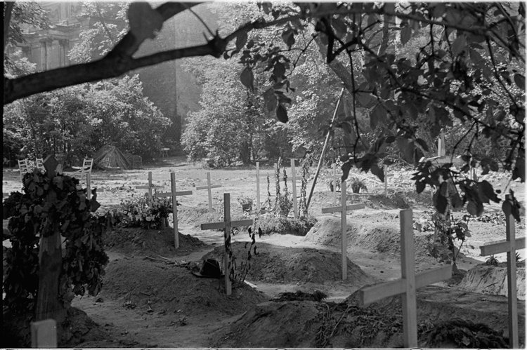 Cmentarz powstańczy w ogrodzie przy Mazowieckiej 9