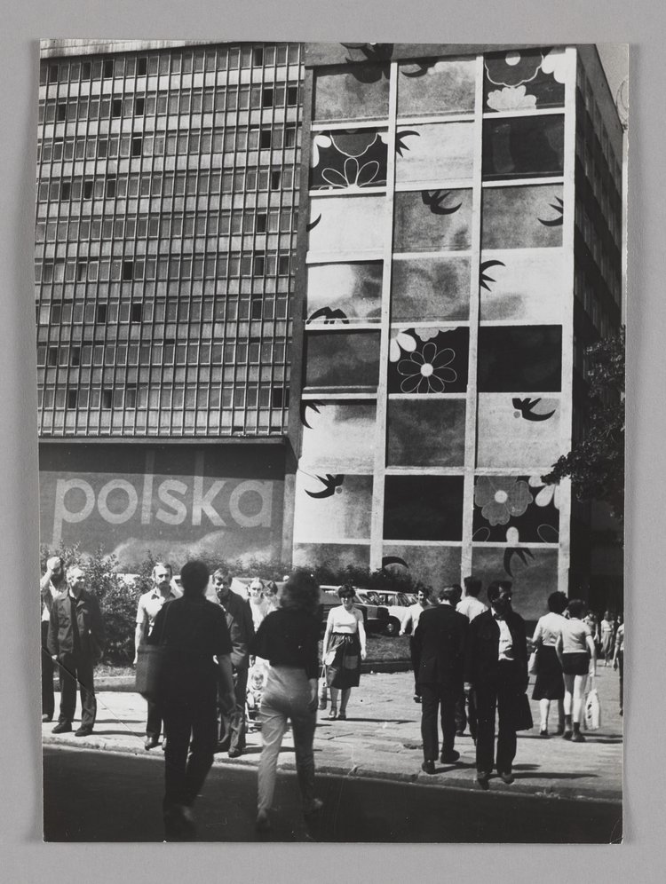 Wielkoformatowa reklama "Mody Polskiej" na ścianie bydynku przy Marszałkowskiej 91/97