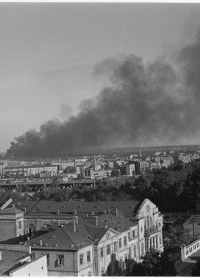 Panorama Powiśla i dymy pożarów nad miastem