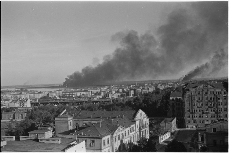 Panorama Powiśla i dymy pożarów nad miastem