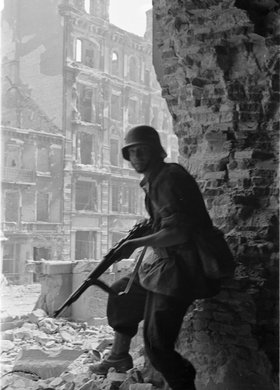 Powstaniec w wejściu do kościoła św. Krzyża