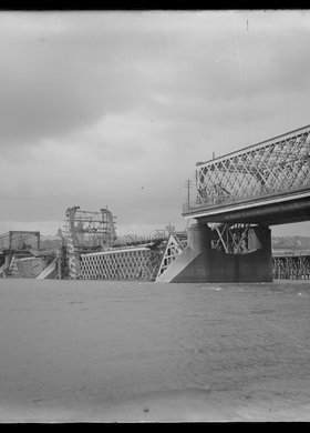 I wojna światowa. Zniszczony most Kierbedzia