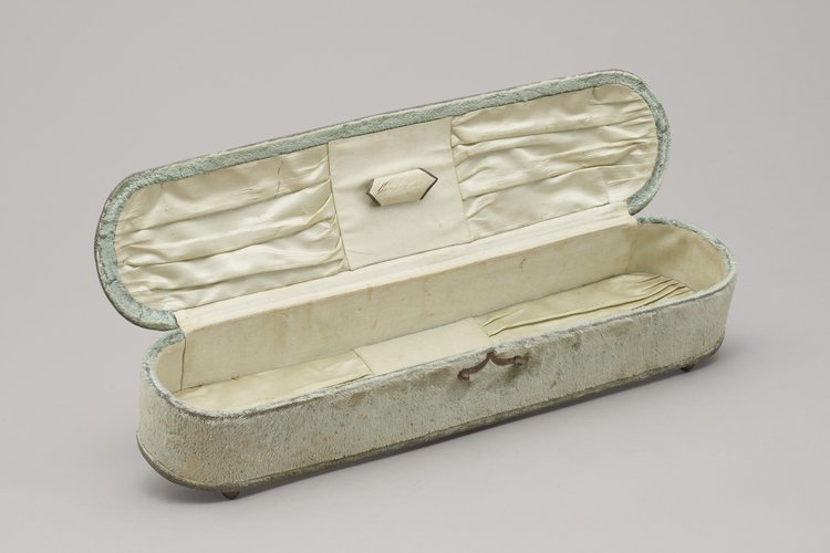 Pudełko na rękawiczki damskie z ozdobnym okuciem na wieczku