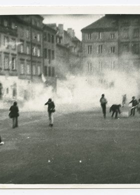 Starcia z milicją podczas manifestacji na Rynku Starego Miasta podczas stanu wojennego