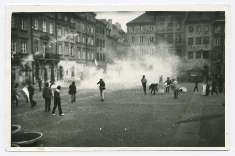 Starcia z milicją podczas manifestacji na Rynku Starego Miasta podczas stanu wojennego