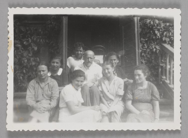 Fotografia przedstawiająca Janusza Korczaka (Henryka Goldszmita) z personelem fiilii Domu Sierot Różyczka (Gocławek)