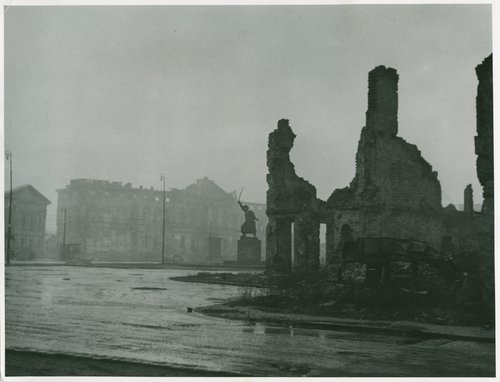Widok z ulicy Długiej na plac Krasińskich, w tle zniszczony pałac Krasińskich