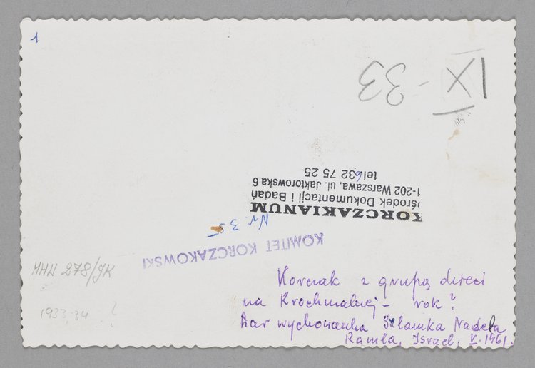 Fotografia przedstawiająca Janusza Korczaka (Henryka Goldszmita) w otoczeniu dzieci przed Domem Sierot