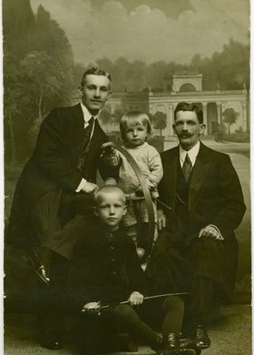 Portret dwóch mężczyzn i dwojga dzieci z rodziny Reiffów i Kleinschmidtów