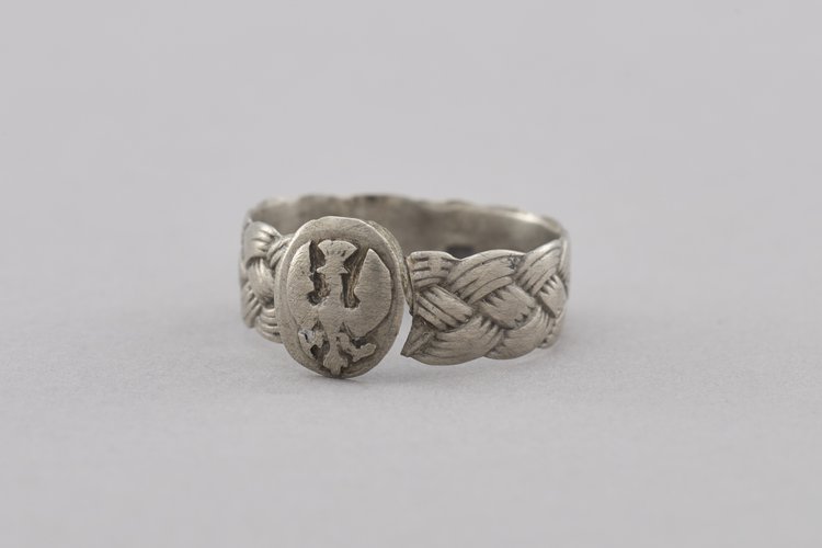 Pierścień z Orłem w koronie