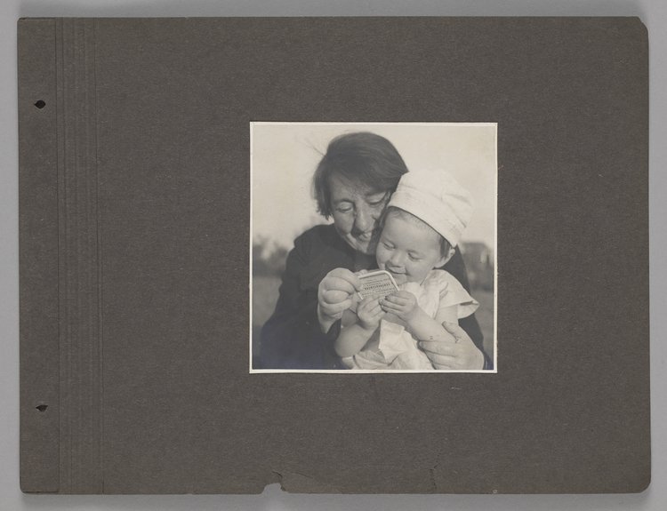 Fotografia przedstawiająca Stefanię Wilczyńską z Jarosławem Abramowem-Newerlym w wieku dziecięcym