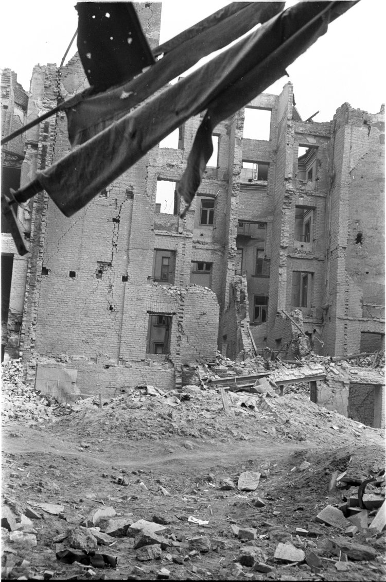 Ruiny kamienicy przy ulicy Marszałkowskiej 52