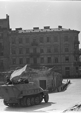 Powstańcy w zdobytym transporterze na ulicy Mikołaj Kopernika